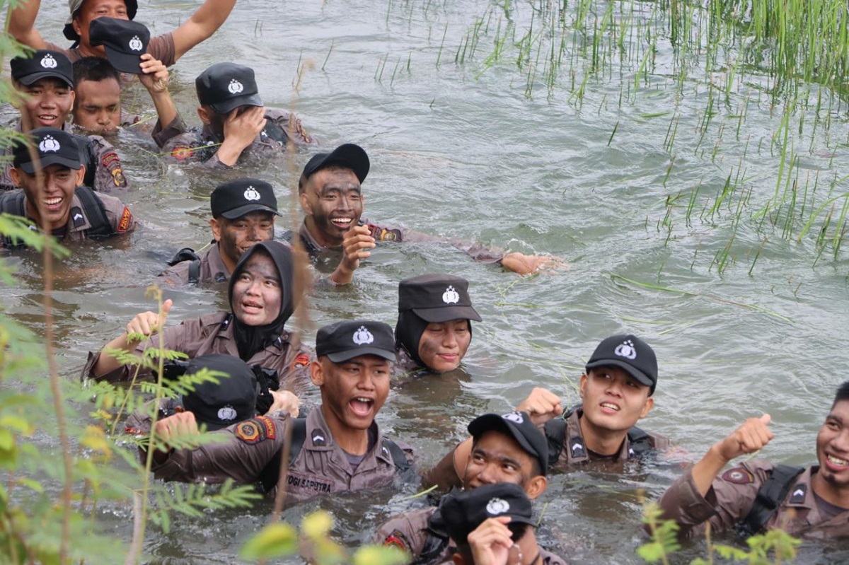 Sikap Tobat Bintra Polri Ogan Ilir, Dari Mandi Lumpur hingga Merayap di Tanah