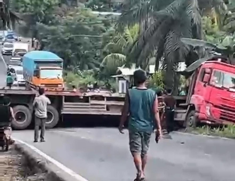 Truk Muatan Besi Terbalik di Jalintim Muba, Dua Mobil Tertimpa dan Macet Puluhan Kilometer