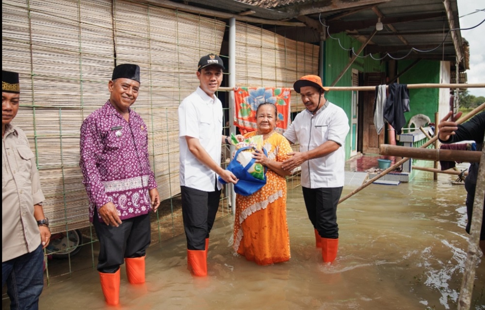 Bupati dan Wabup Ogan Komering Ilir Turun Langsung! Tinjau Warga Korban Banjir