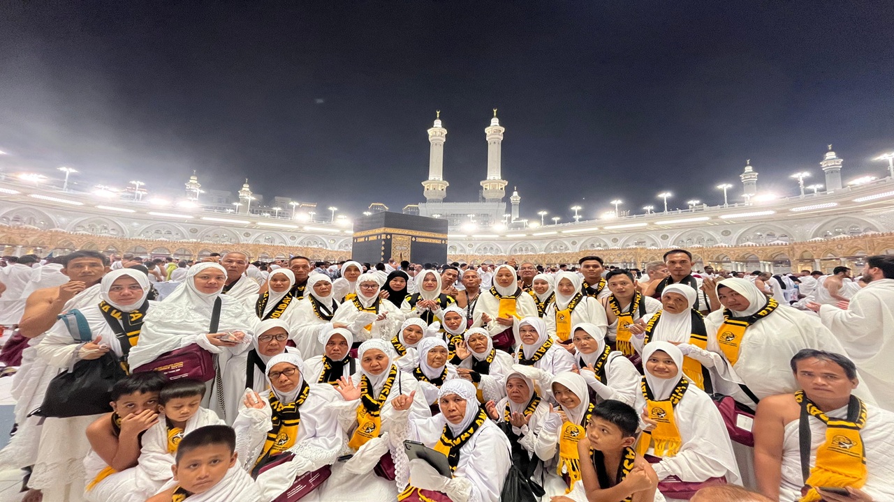 433 Jemaah Keberangkatan 13 November Tuntaskan Umrah Pertama di Kota Suci Mekkah