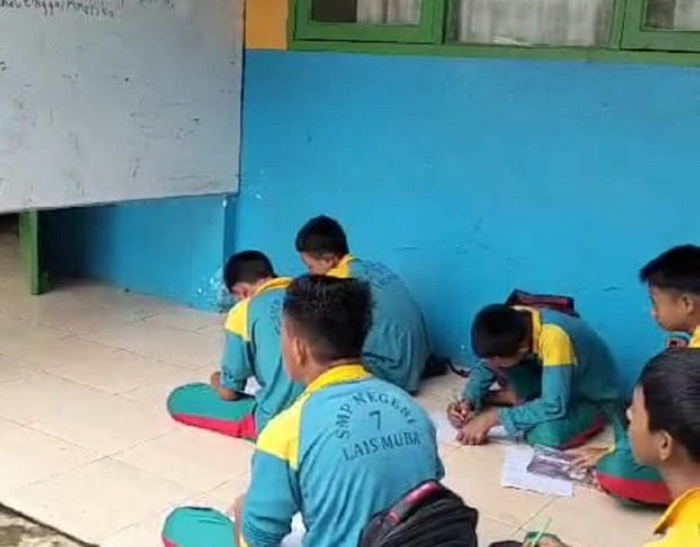  Sekolah Ambruk di Musi Banyuasin, Siswa Terpaksa Belajar di Pelataran Sekolah