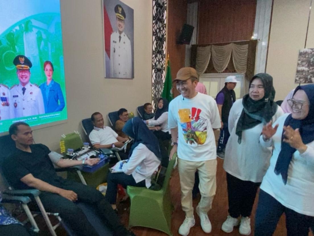 Walikota Palembang Tinjau Gerakan Donor Darah Hari Ibu 