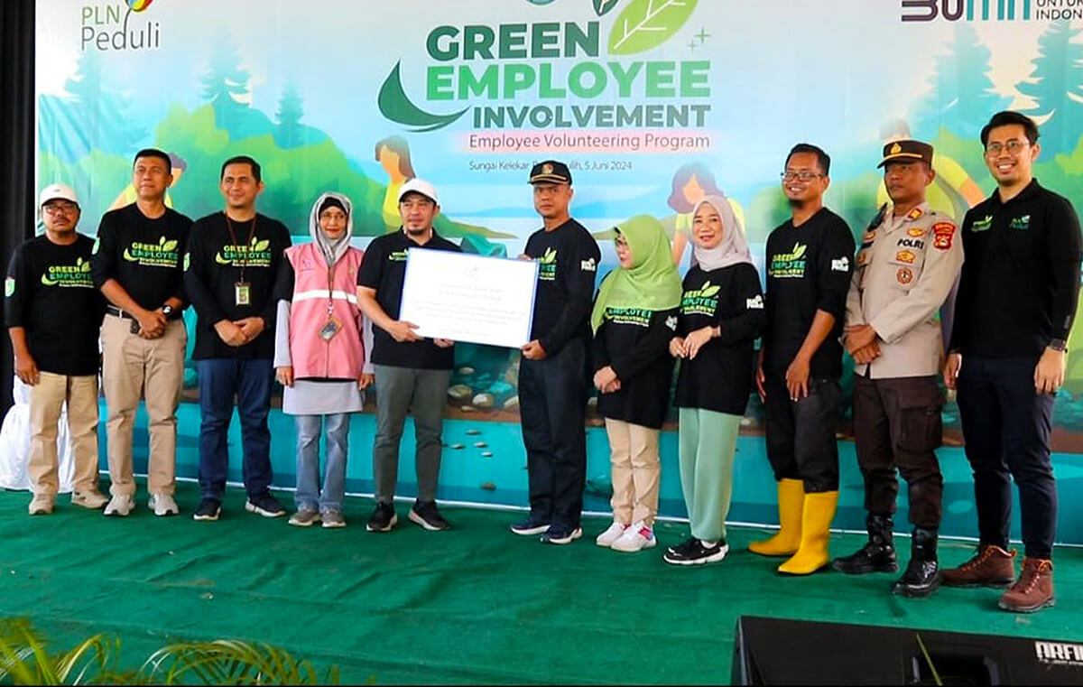 Peringati Hari Lingkungan Hidup, PLN UID S2JB Lakukan Pembersihan dan Beri Bantuan Alat Potong Rumput Listrik