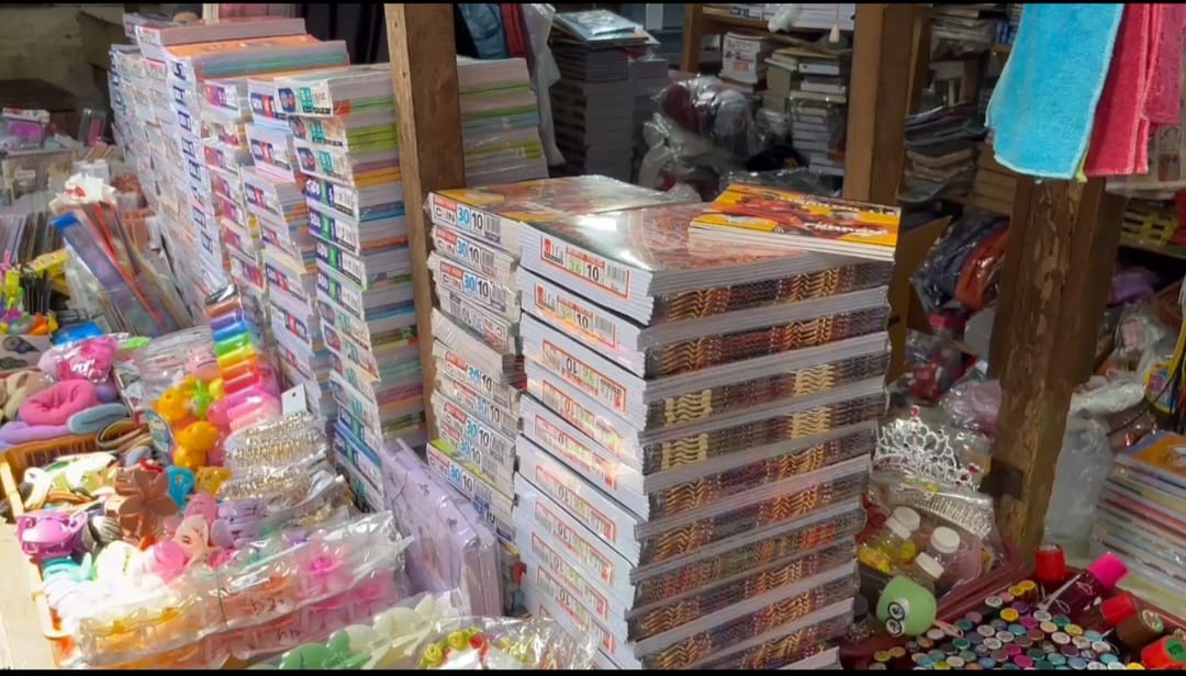 Pedagang Buku Tulis di PALI Keluhkan Penurunan Penjualan