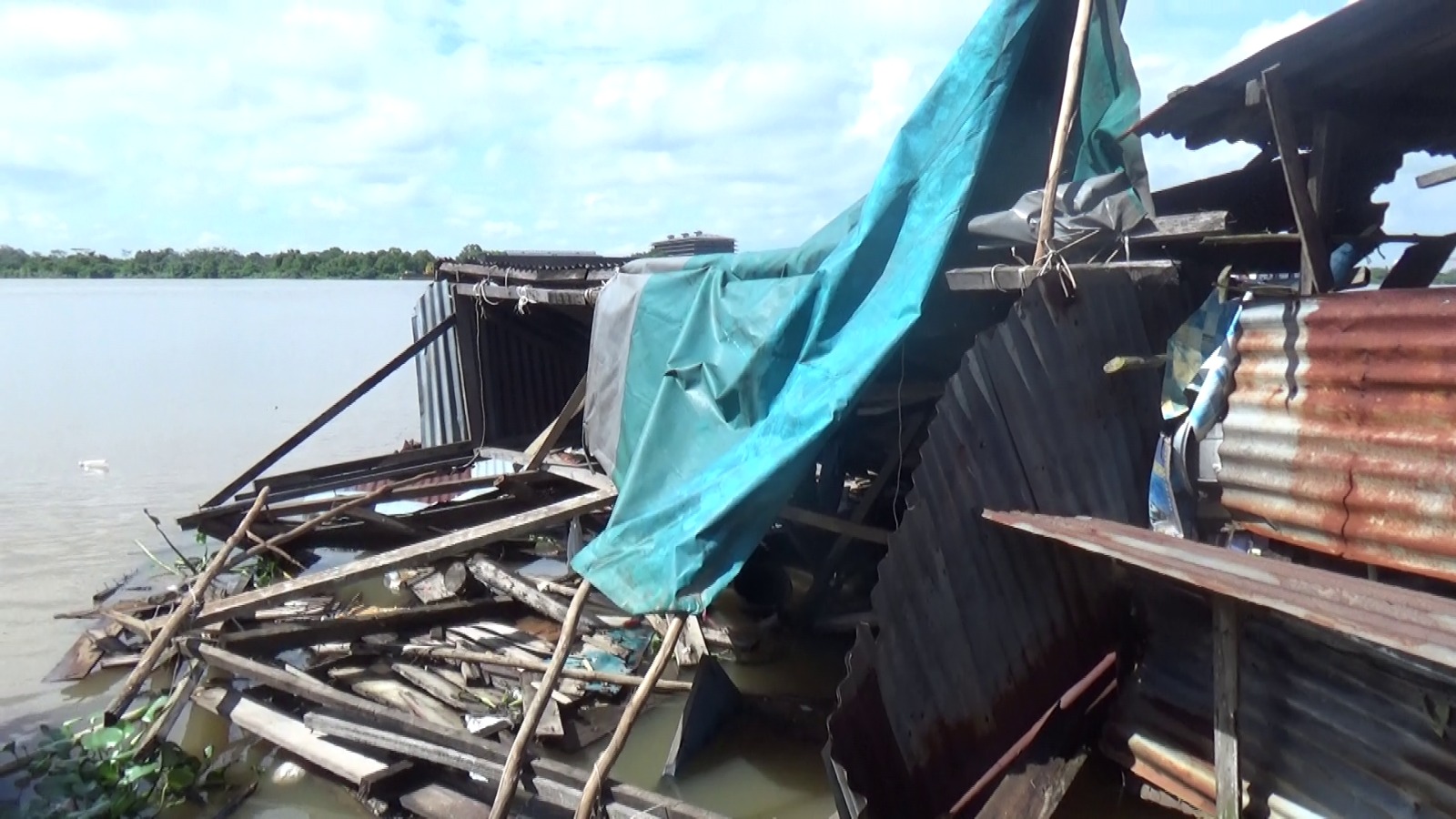 Diterjang Angin Kencang, Tongkang Hantam Rumah Warga di Gandus hingga Roboh