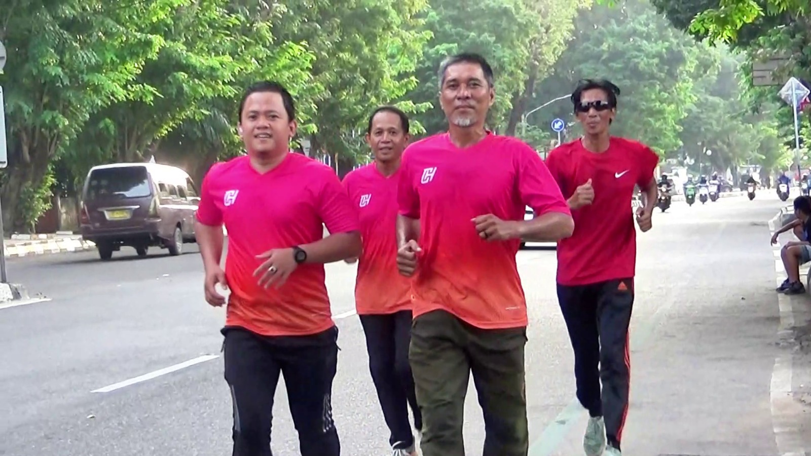 Suasana Imlek 2025,  Masyarakat Antusias Lari dengan Jersey Merah.