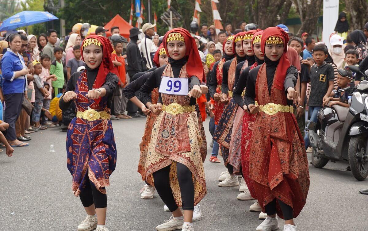 Ratusan Pelajar Berkostum Unik di Ogan Komering Ilir Ramaikan Lomba Gerak Jalan HUT Ke-79 RI