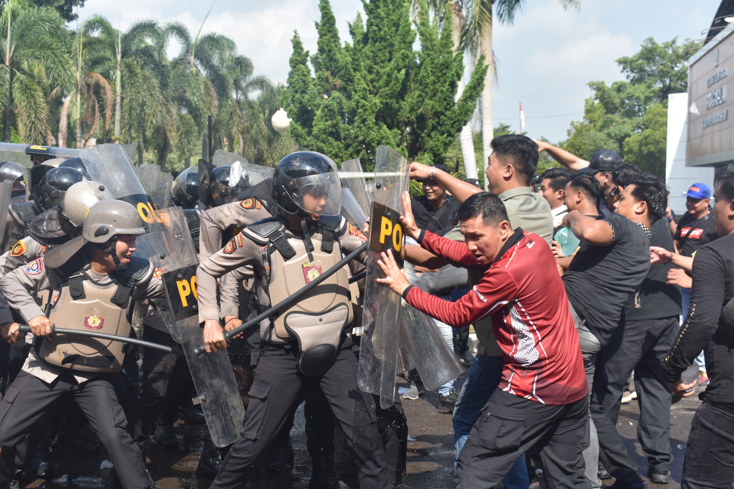 Polres Muara Enim Gelar Simulasi Sispamkota Hadapi Aksi Ricuh