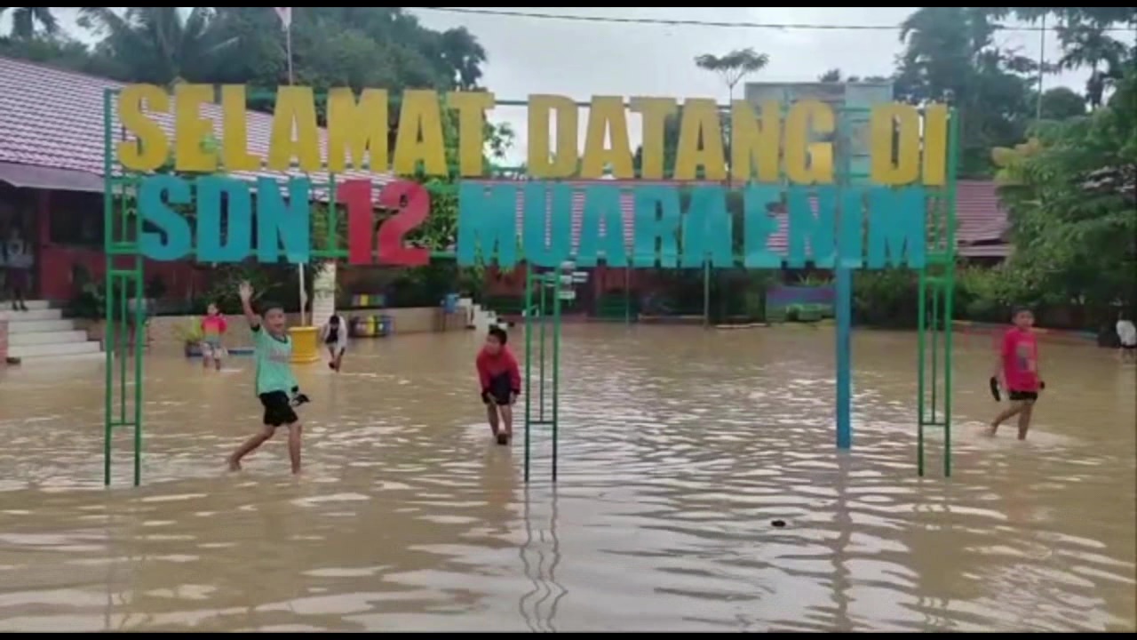 Halaman SD Negeri 12 Muara Enim Terendam Banjir