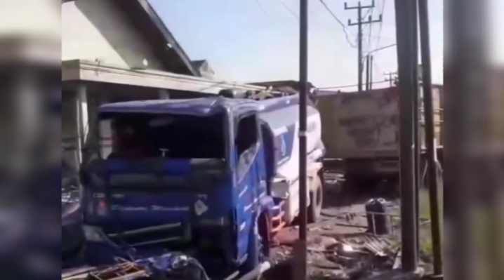 Diduga mengantuk, Truk  Tanki Hantam Dua Rumah Warga Dijalintim OKI
