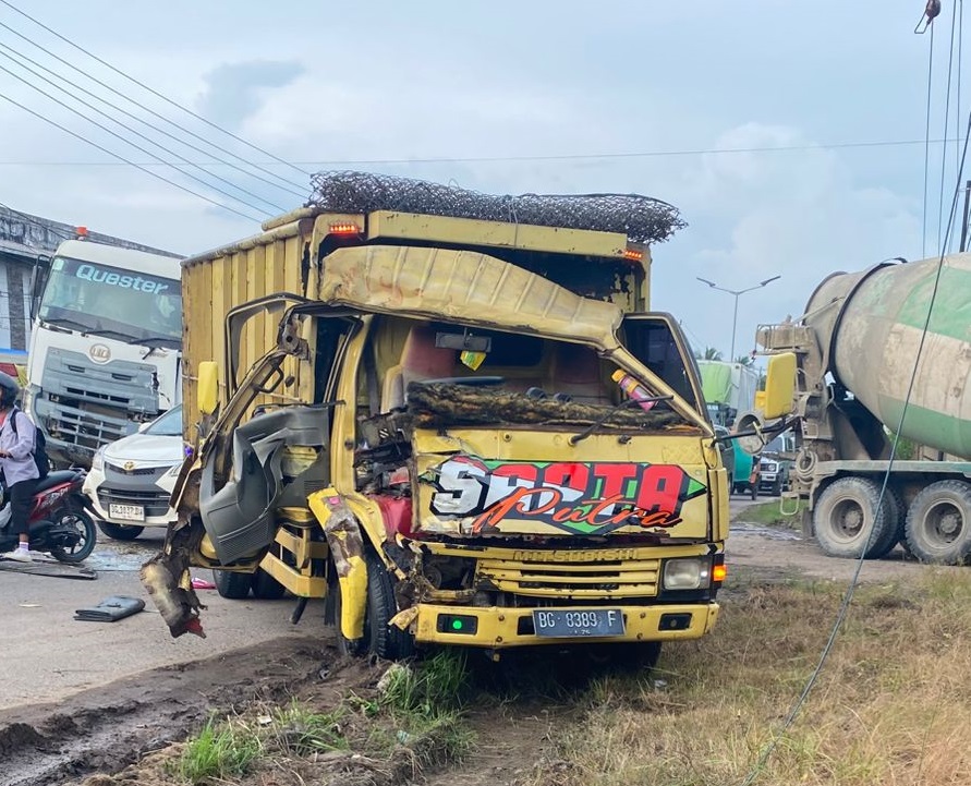 Tabrakan Beruntun Truk vs Tronton,  Sopir Truk Kejepit