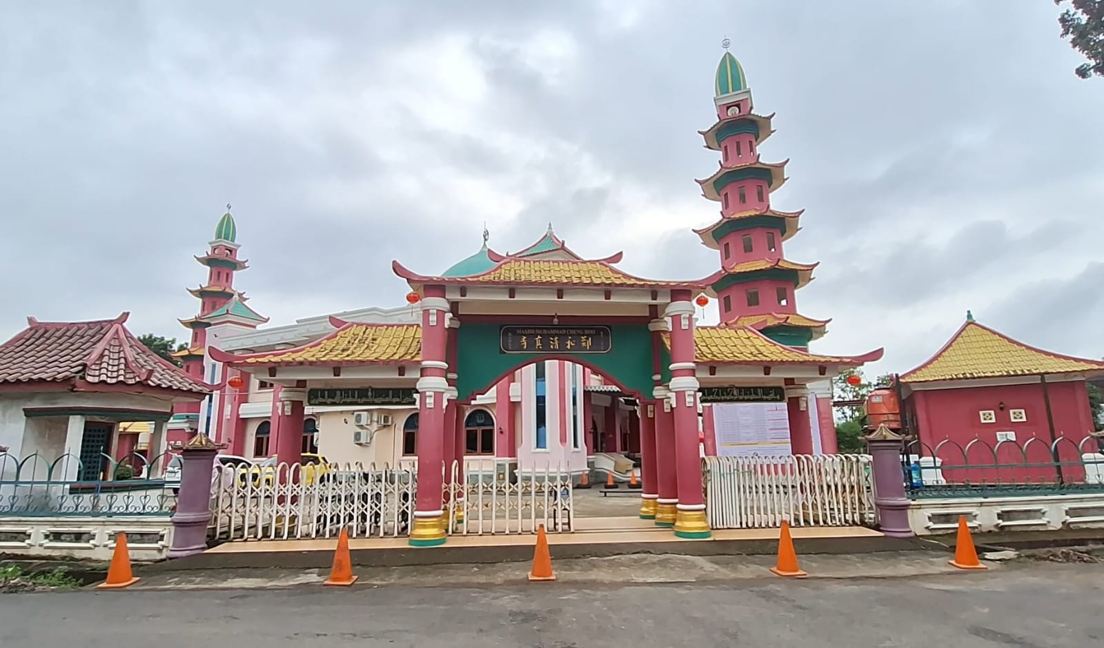 Wisata Religi Masjid Cheng Ho, Makna di Balik Menara Kembarnya