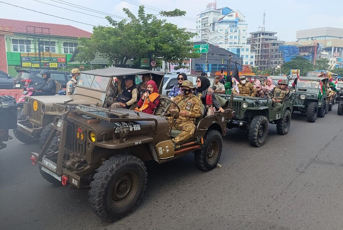 Antusias Peserta Pawai Hari Sumpah Pemuda dengan Mengenakan Pakaian Adat Daerah Sumatera Selatan