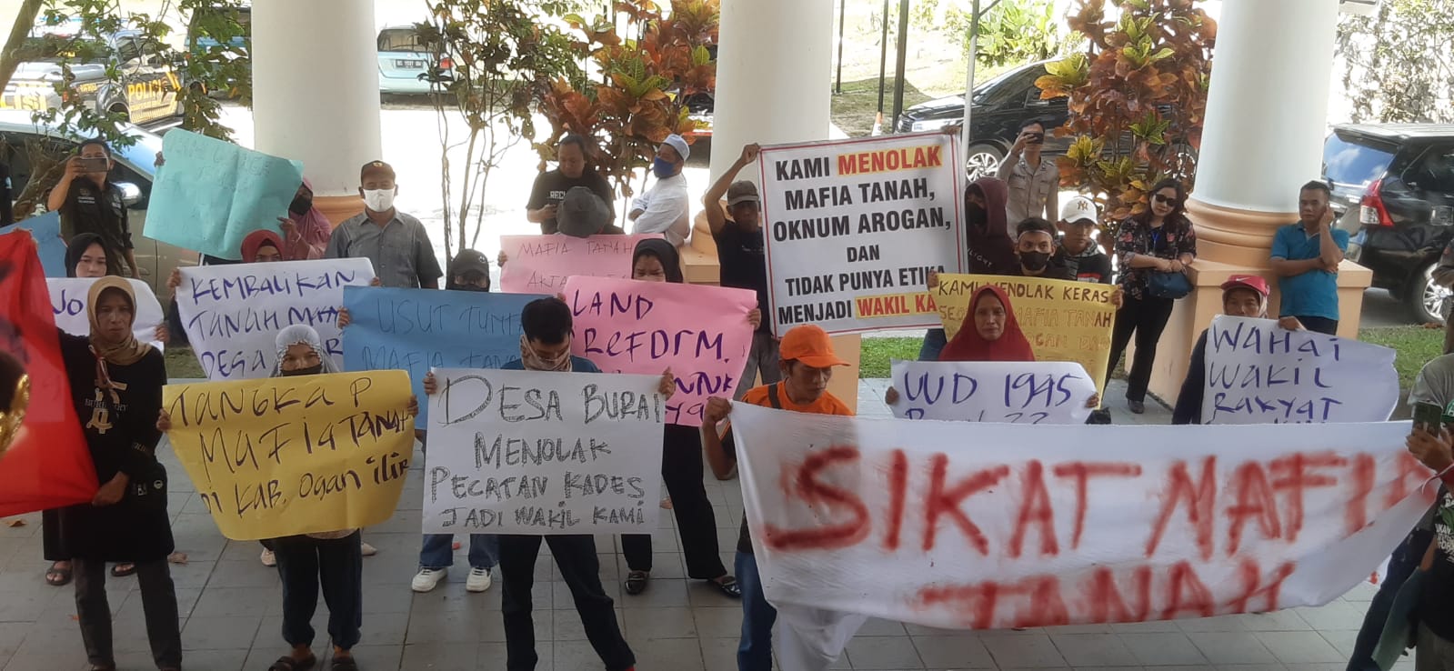 Dugaan Adanya Mafia Tanah, Warga Burai Indralaya Demo di Kantor DPRD Kabupaten Ogan Ilir