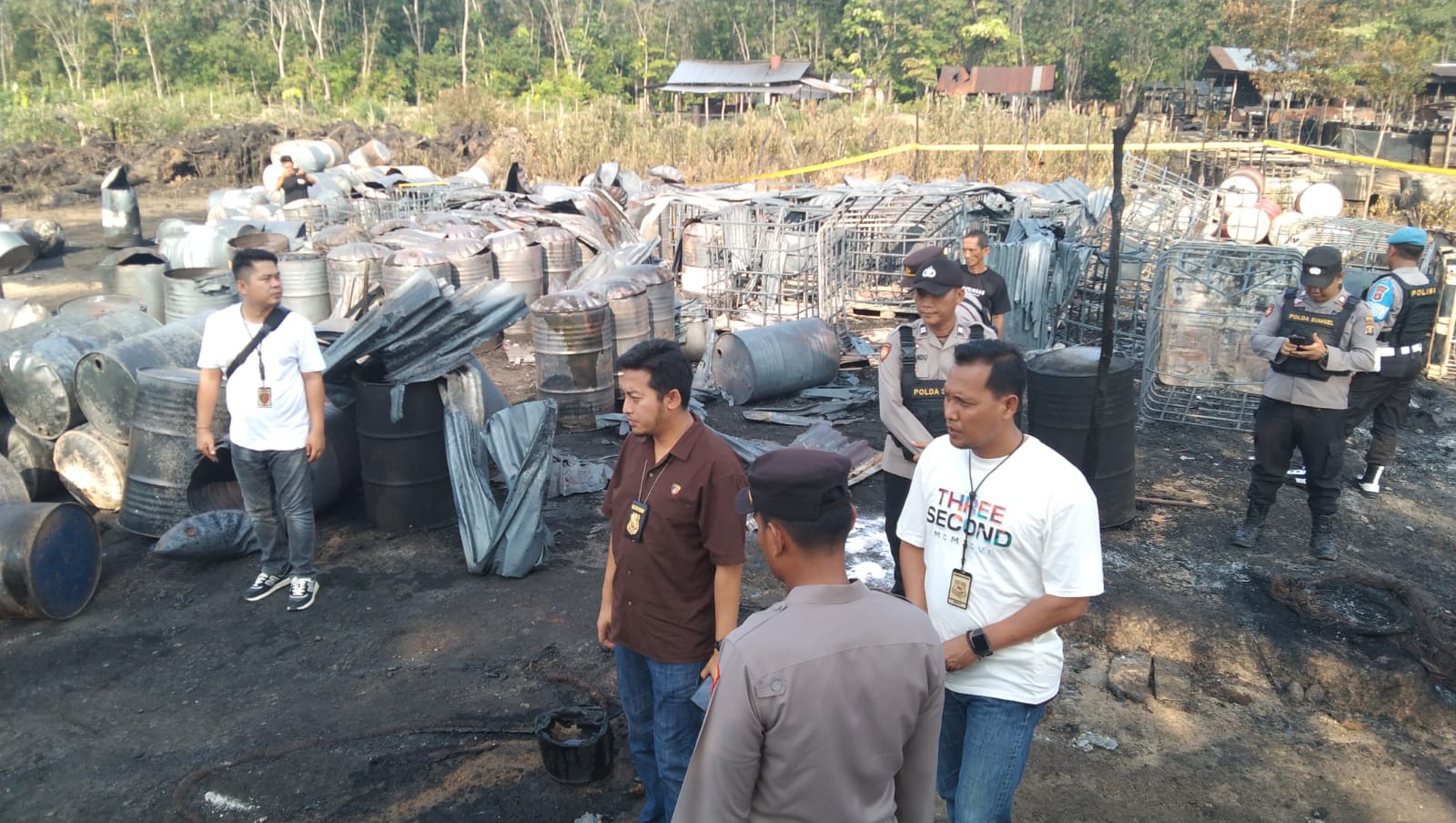 Ratusan Petugas Gabungan Diterjunkan dalam  Penertiban Lokasi Penyulingan Minyak Ilegal di Babat Toman