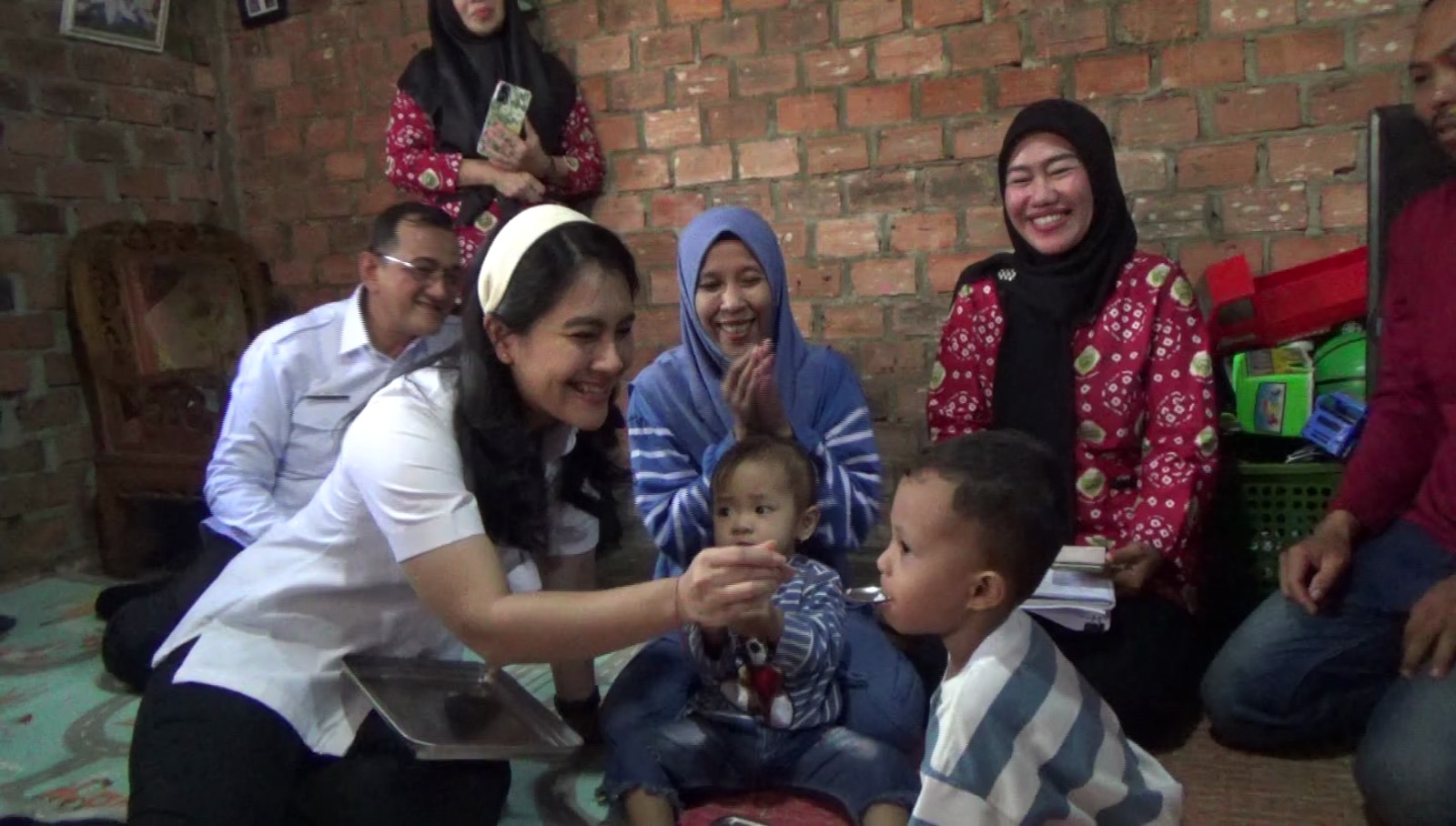 Wamen BKKBN Tinjau SPPG dan Salurkan langsung MBG ke Balita dan Ibu Menyusui di Palembang 