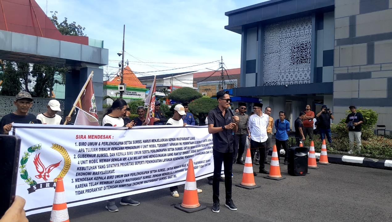 Massa Desak Pemprov Sumsel Batalkan Pengadaan Mobil dan Baju Dinas
