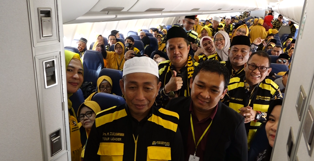  Holiday Angkasa Wisata Berangkatkan 433 Jemaah Umroh dengan Charter Pesawat 1446 H