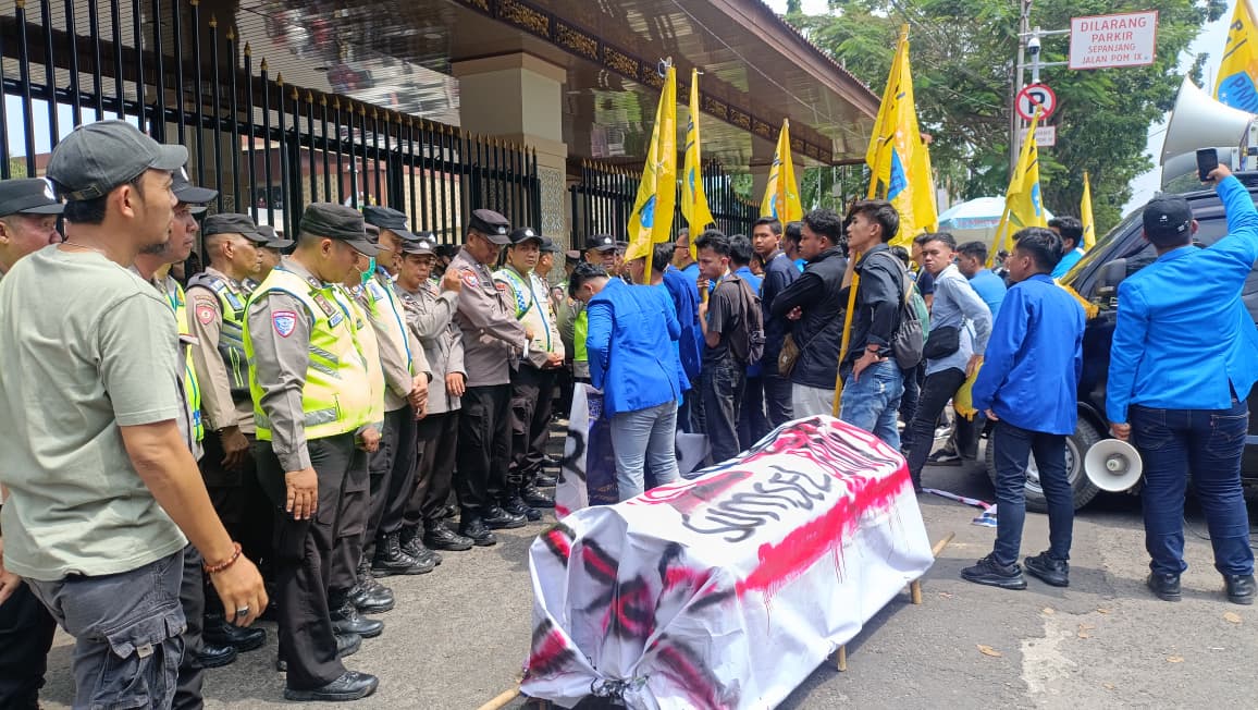 Sidang Paripurna HUT KE-80 Sumsel Diwarnai Demo Mahasiwa di DPRD Sumsel
