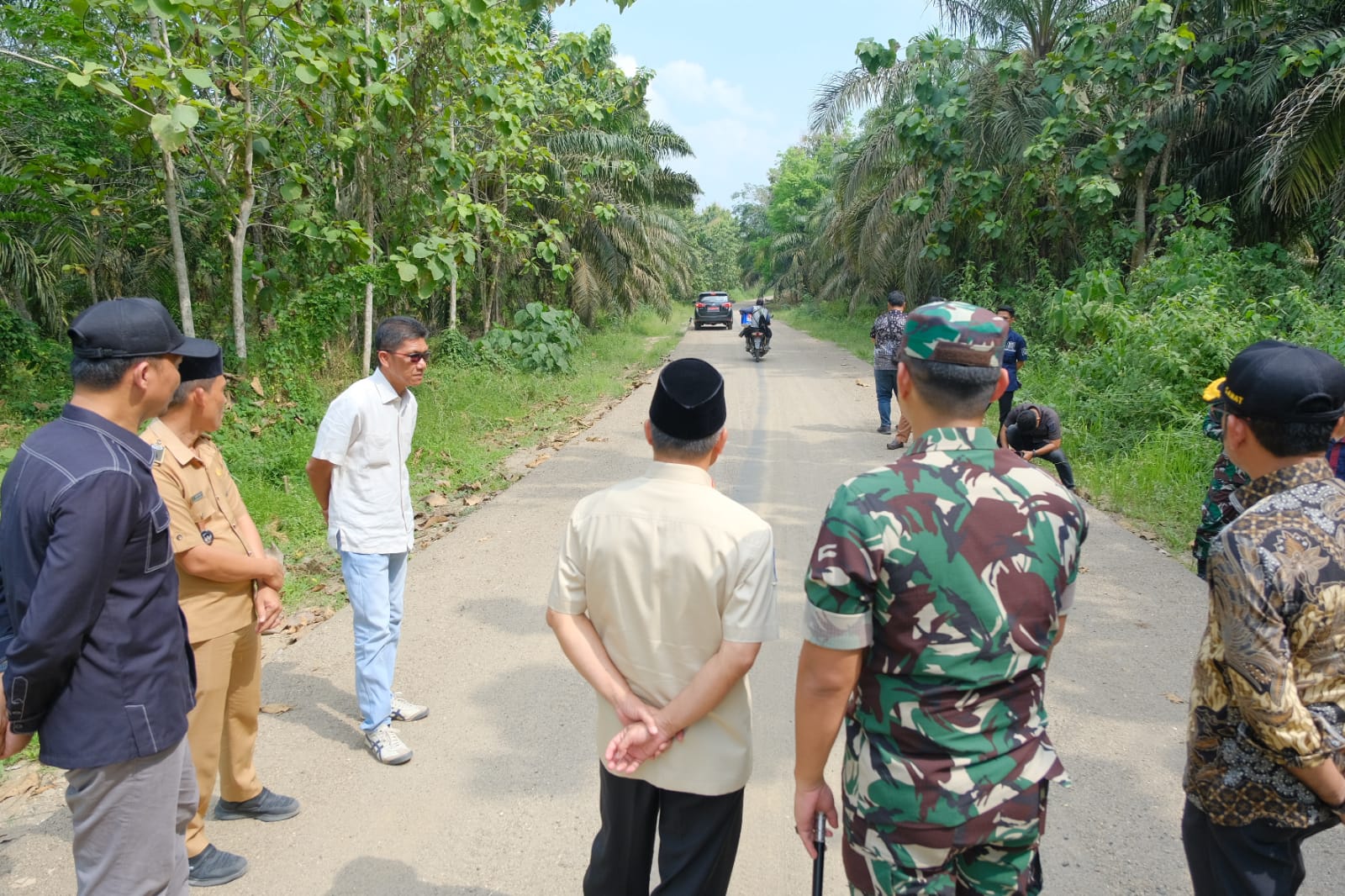 Pj Bupati Apriyadi Tinjau Peningkatan Jalan Desa Tanjung Raya, Warga Sanga Desa dan Plakat Tinggi Merasa Nyama