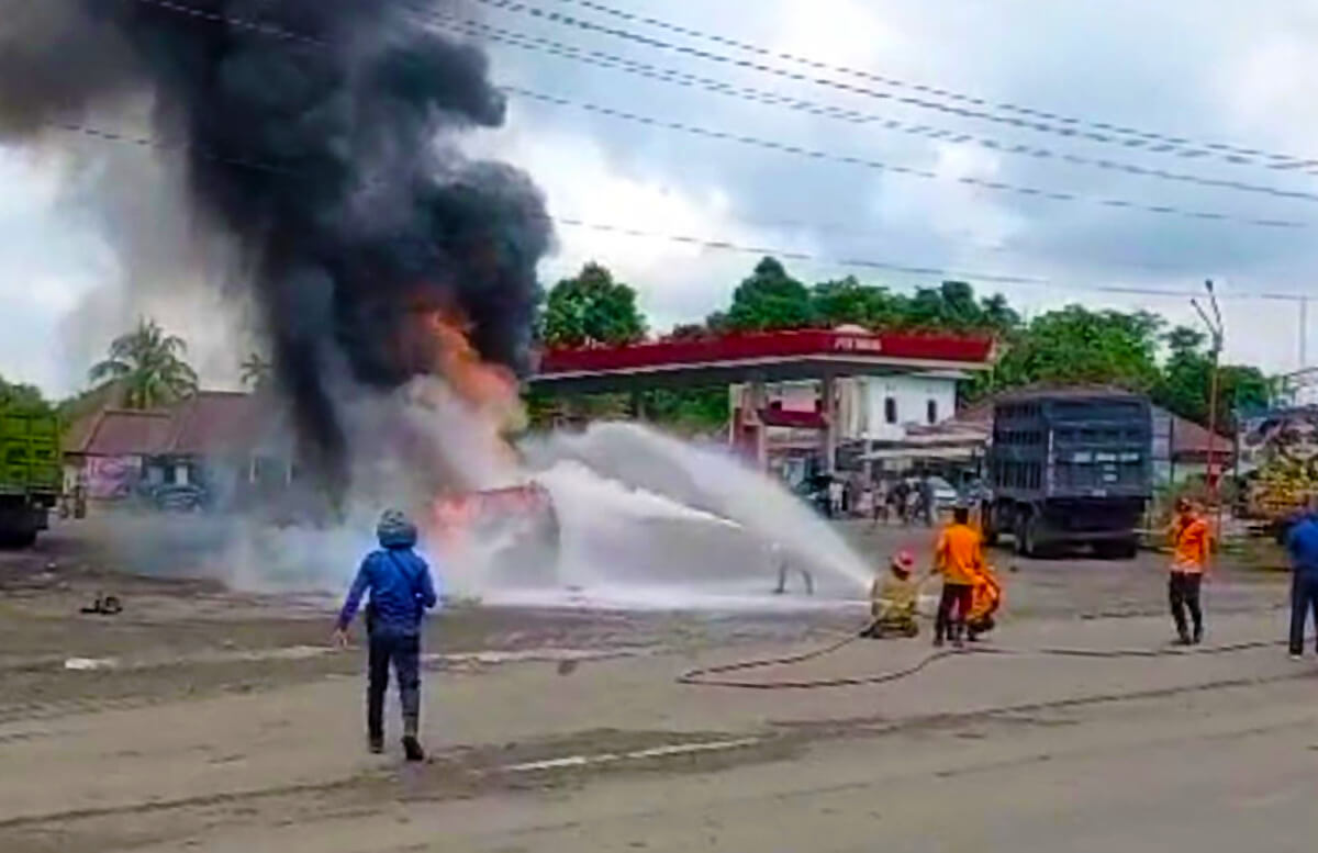 Mobil Kijang Terbakar di SPBU Kepur Bikin Panik Warga, Sopir Melarikan Diri