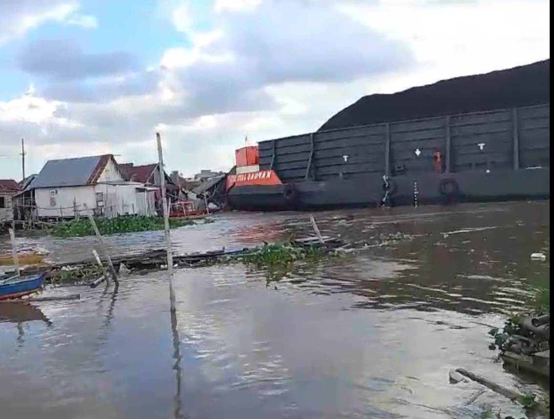 Viral !!! Tongkang Batubara Tabrak Rumah Rakit di Kramasan Kertapati