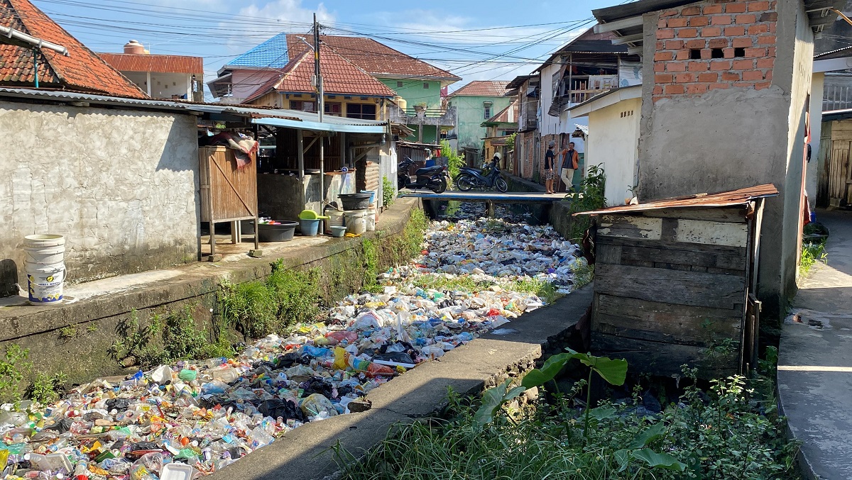 Sampah Kiriman Cemari Sungai Kedemengan, Warga 7 Ulu Resah