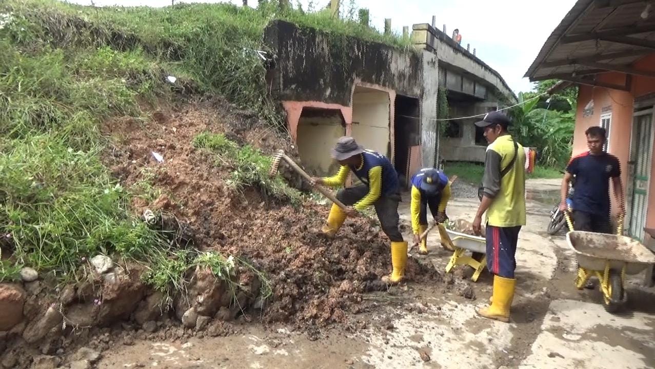 Oprit Jembatan Sungai Jong Longsor Akibat Hujan Deras, Akses Warga Terganggu