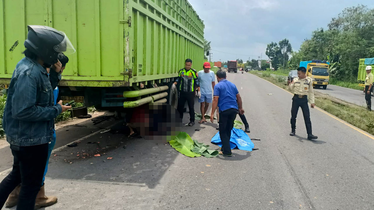 Seorang Pemotor Tewas Tabrak Truk Parkir di Tepi Jalan Lintas Palembang-Indralaya