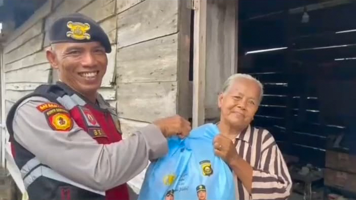 Samapta Polres Ogan Ilir Sisir Rumah Tak Layak Huni dan Bagikan Sembako