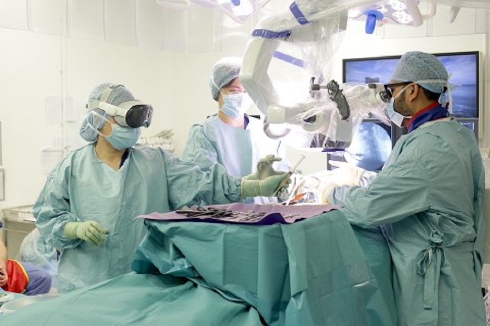 Untuk Pertama Kalinya Ahli bedah di Inggris Gunakan Kacamata VR Selama Operasi