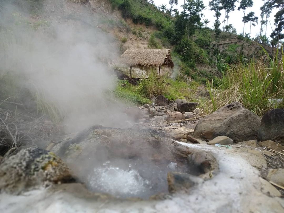 Air Panas Gemuhak: Sungai Air Hangat yang Menyegarkan dan Berkhasiat Terapi di Kabupaten OKU, Sumatera Selatan