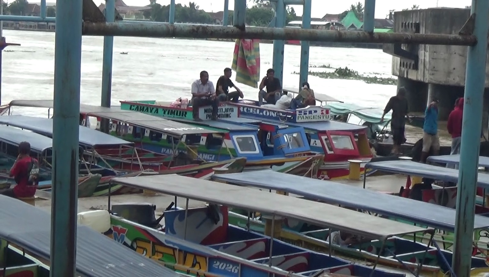 Transportasi Sungai di Dermaga 16 Ilir Palembang Mulai Ramai Penumpang pada Arus Balik Lebaran
