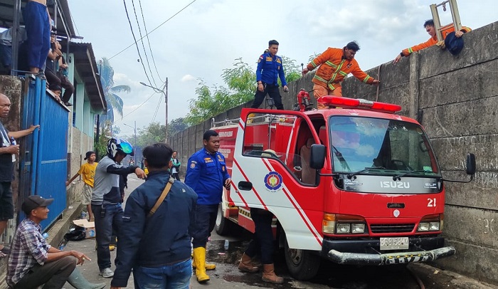 Kebakaran Lahan di Tengah Pemukiman Warga Sukarami Palembang