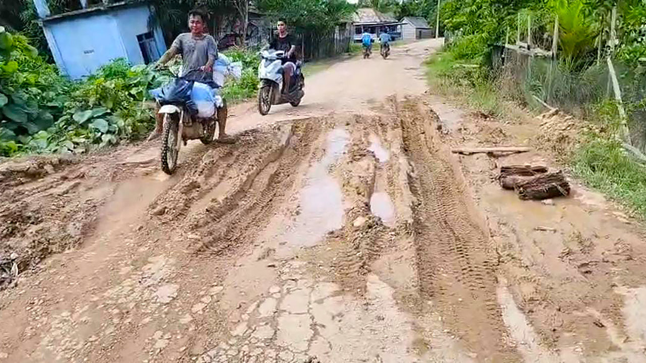 Warga Desa Layan Keluhkan Jalan Rusak Parah, Para Murid Harus Berkubang Lumpur Saat Musim Hujan