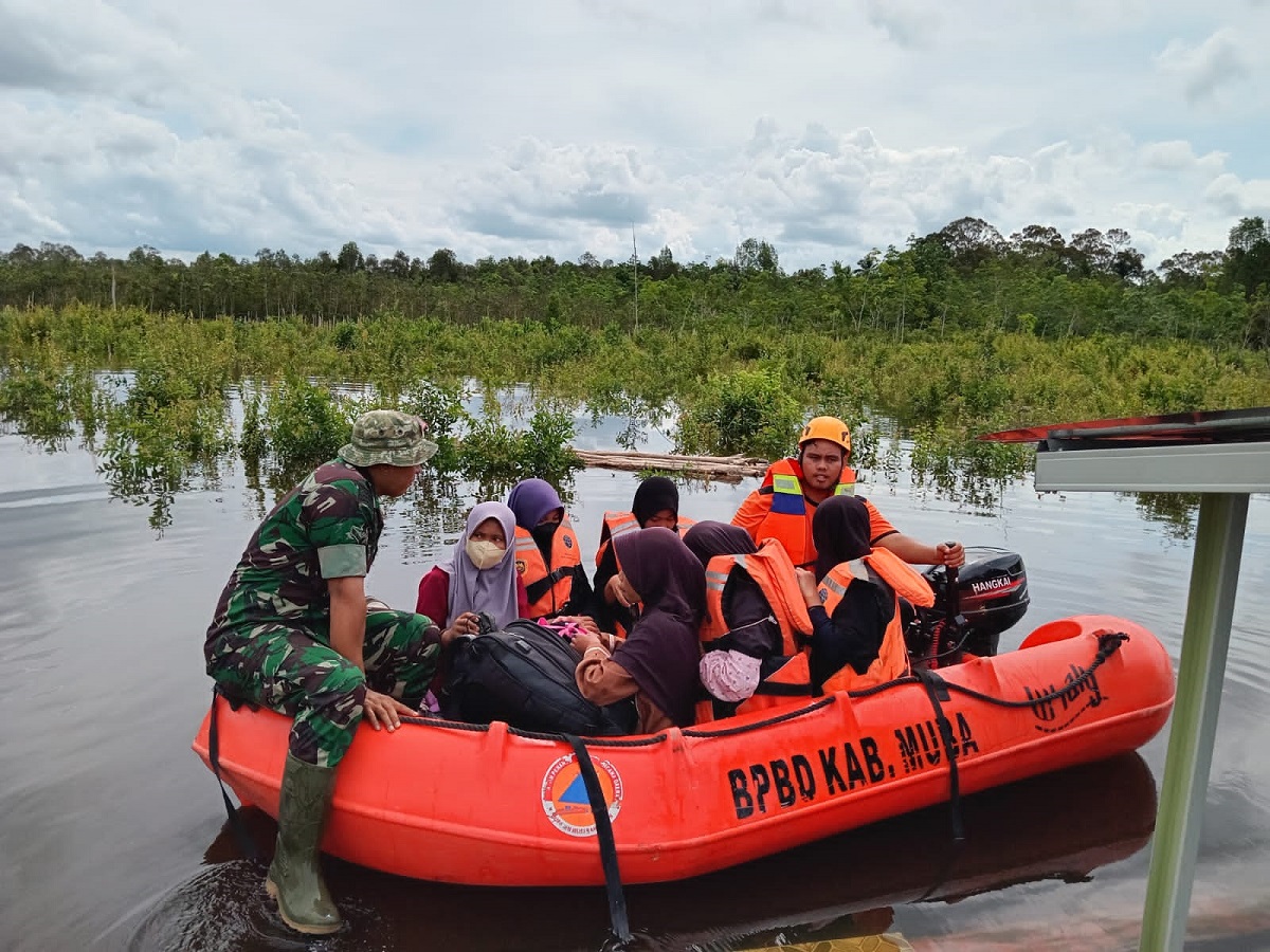 Banjir Melanda Sekayu, BPBD Muba dan TNI Evakuasi Puluhan Santri yang Terjebak Banjir