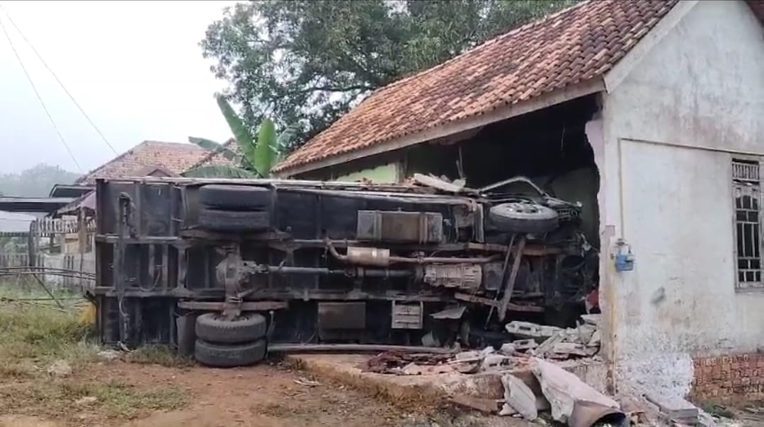 Kecelakaan di Banyuasin, Truk Minyak Lindas Guru dan Hantam Rumah Warga