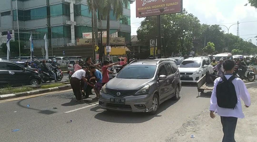 Asyik Main HP, Pemotor Tabrak Ibu Pejalan Kaki di Palembang