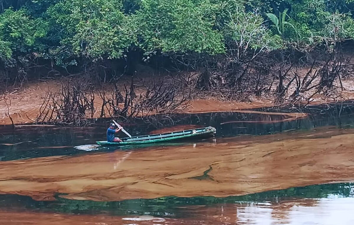 Semburan Minyak dari Sumur Ilegal Cemari Sungai di Desa Sri Gunung Kabupaten Musi Banyuasin