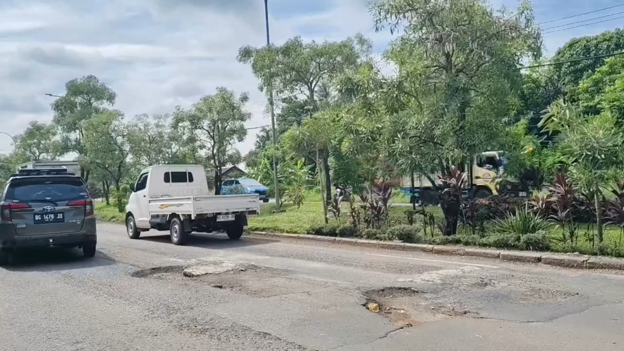 Waspada, Jalan Noerdin Panji Dipenuhi Lubang dan Rawan Kecelakaan