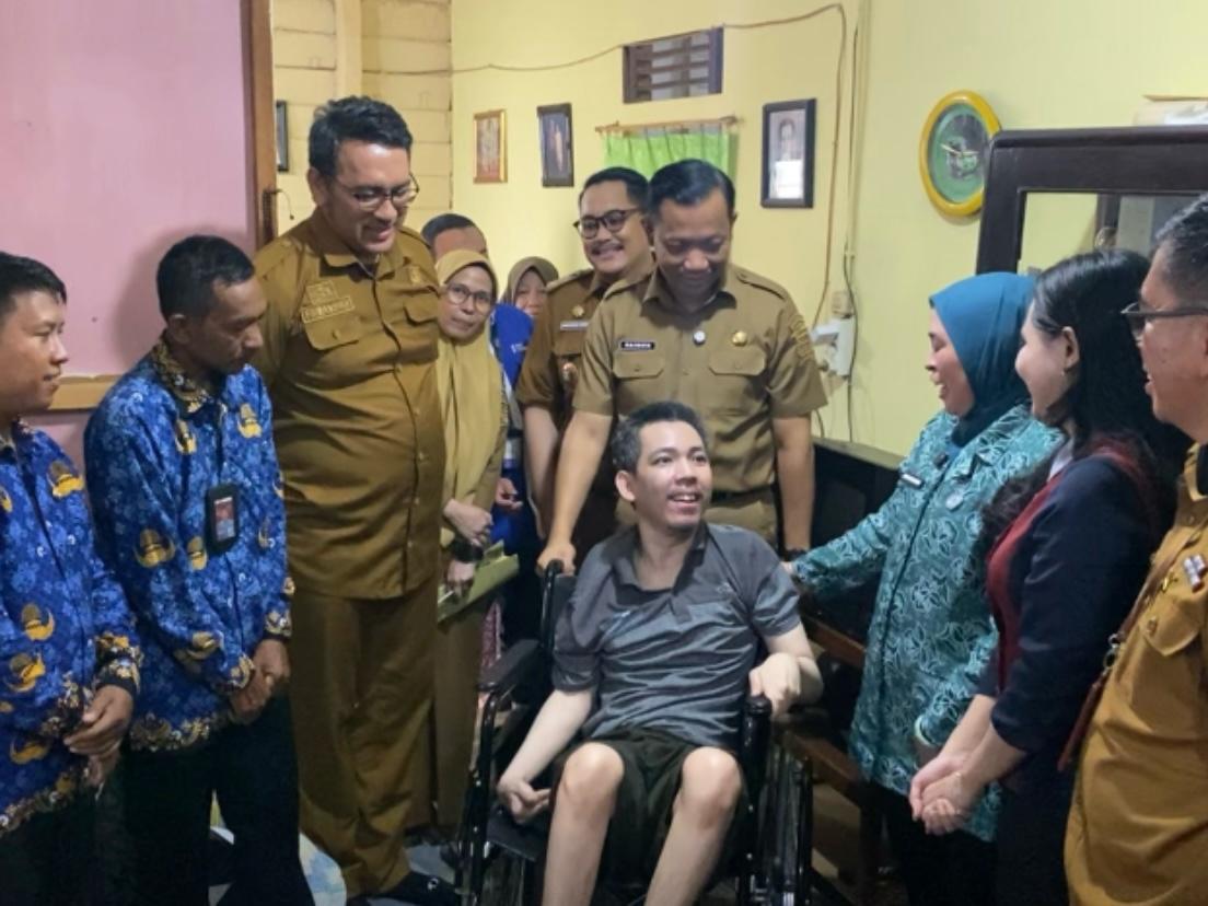 Bantuan Kursi Roda Penyambung Asa 3 Saudara Disabilitas