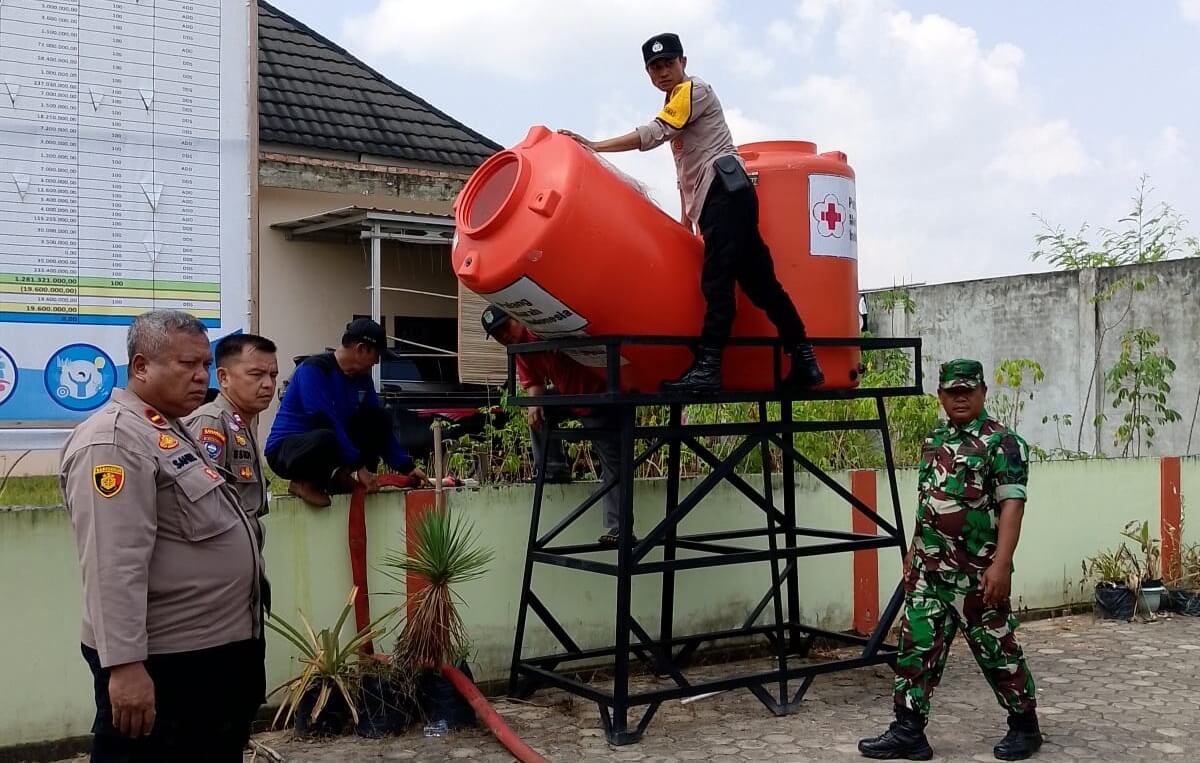 Polsek Indralaya Respon Keluhan Warga, Gercep Bantu Air Bersih di Desa Palemraya