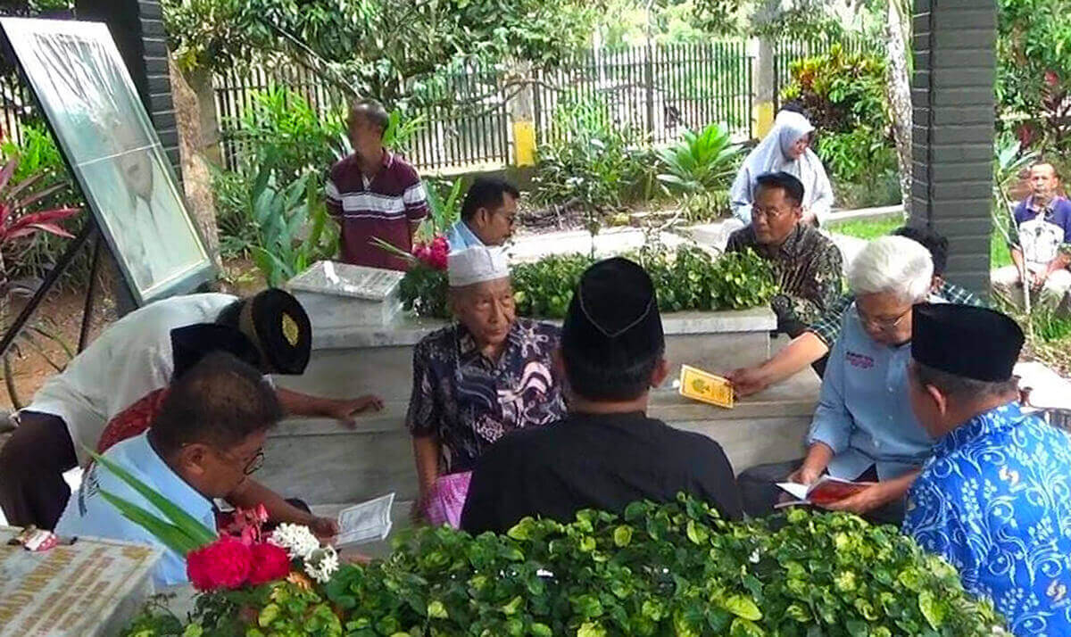 Ziarah ke Makam Tokoh Partai Golkar Zamzami Ahmad, Mawardi Yahya-Anita Noeringhati Mantap Maju Pilkada Sumsel