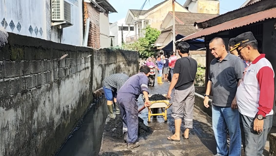 Antisipasi Musim Hujan, Warga Lorong Kelinci Gencarkan Gotong Royong Bersihkan Drainase
