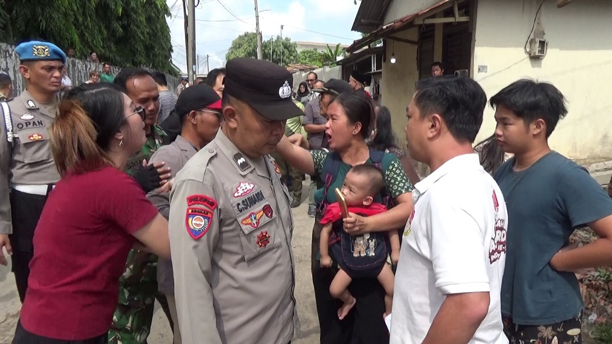 Keributan Warnai Pembongkaran Dinding Beton Penutup Jalan di Bukit Lama