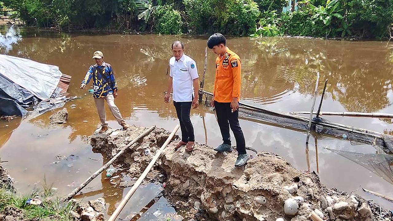 2 Rumah Warga Terdampak Tanah Tergerus Longsor di Desa Pinang Mas