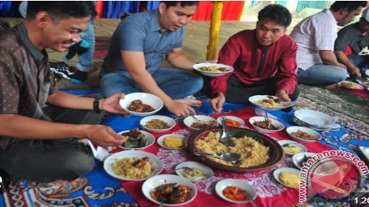 Tradisi Ngobeng: Menghidangkan Makanan dalam Kegiatan Adat Palembang