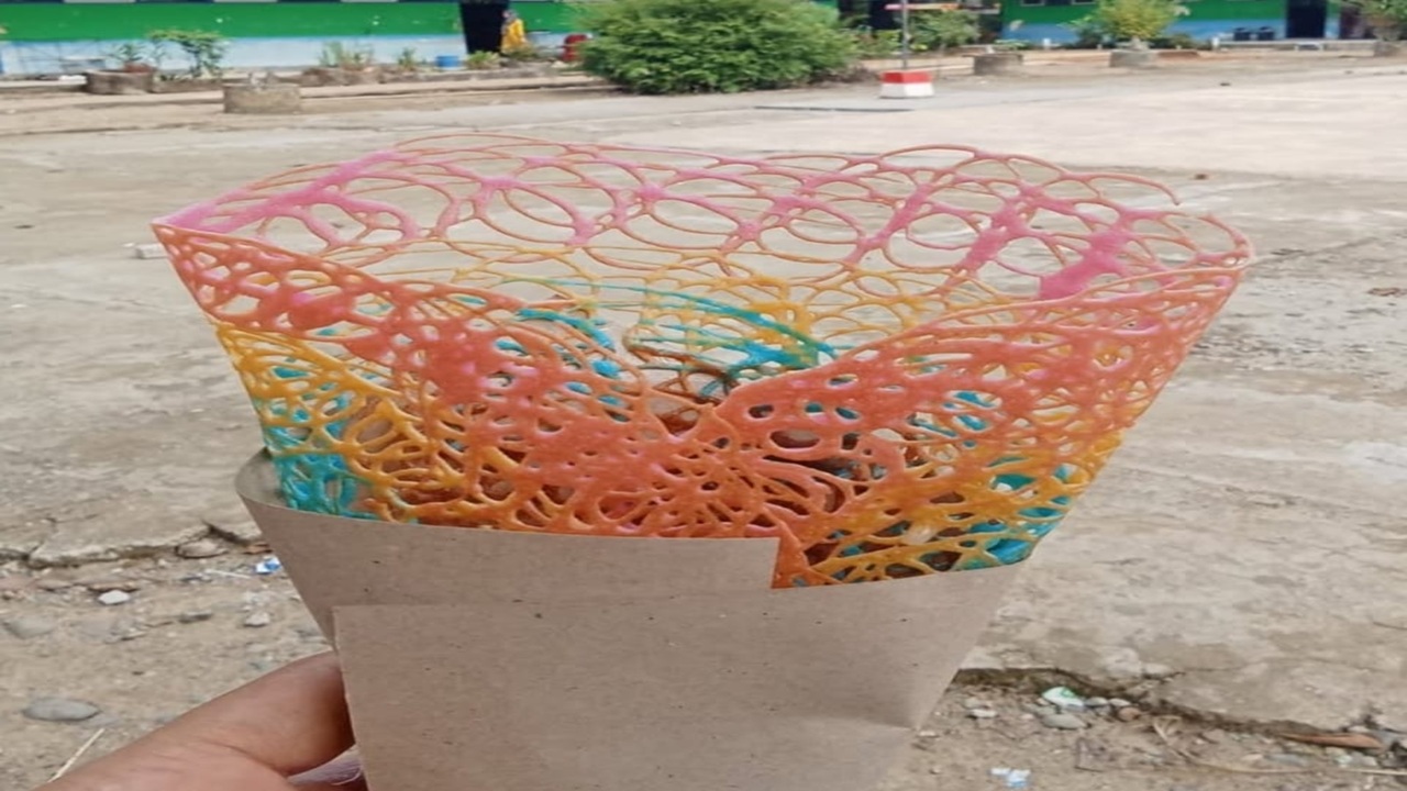Kreasi Kue Sarang Laba-Laba Warna-Warni, Camilan Tradisional Palembang