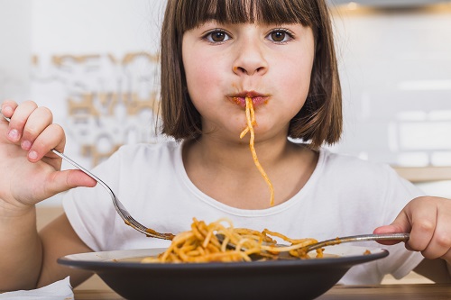 Ibu Mesti Tahu Cara Atasi Anak yang Doyan Makan Mie Instan