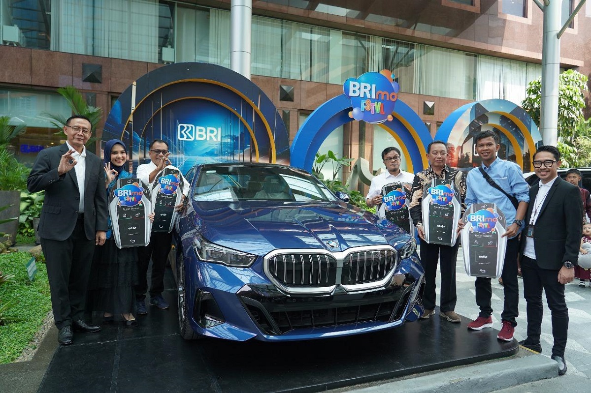 BRI Serahkan Hadiah Utama BRImo FSTVL 2024 sebagai Apresiasi Loyalitas Nasabah